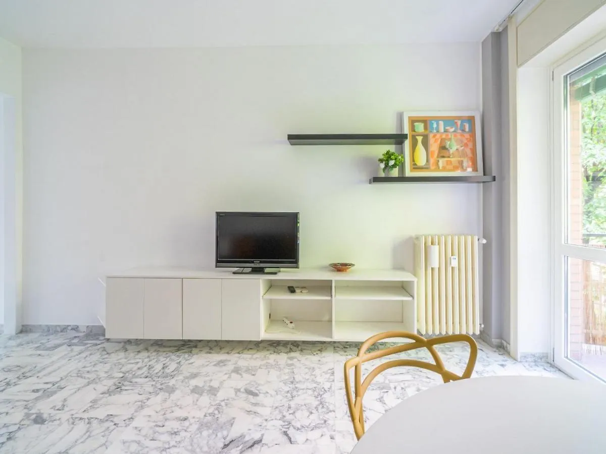 Cozy One-Bedroom Apartment With 2 Balconies In Sempione District ミラノ イタリア