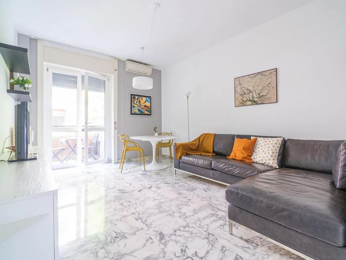 Cozy One-Bedroom Apartment With 2 Balconies In Sempione District ミラノ