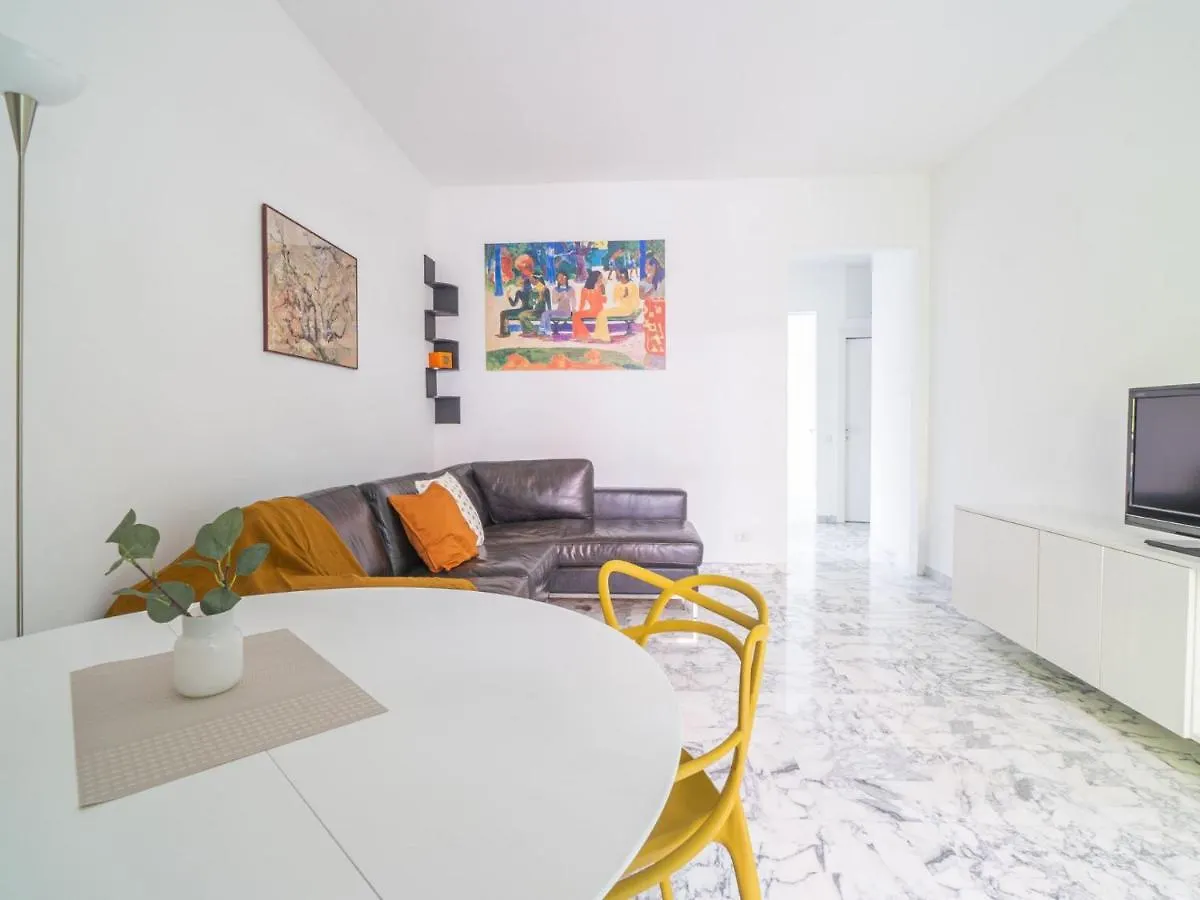 Cozy One-Bedroom Apartment With 2 Balconies In Sempione District ミラノ 0*,  イタリア
