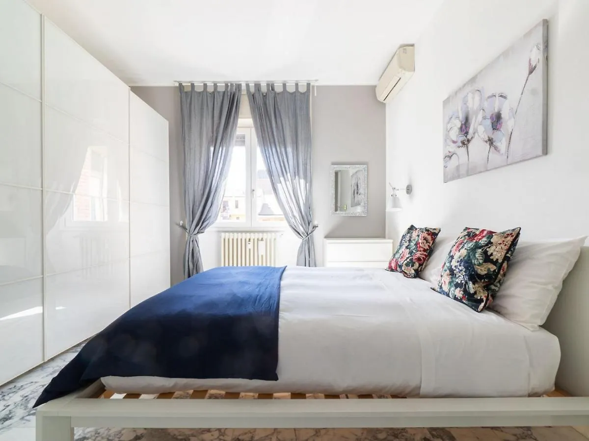 Cozy One-Bedroom Apartment With 2 Balconies In Sempione District ミラノ イタリア