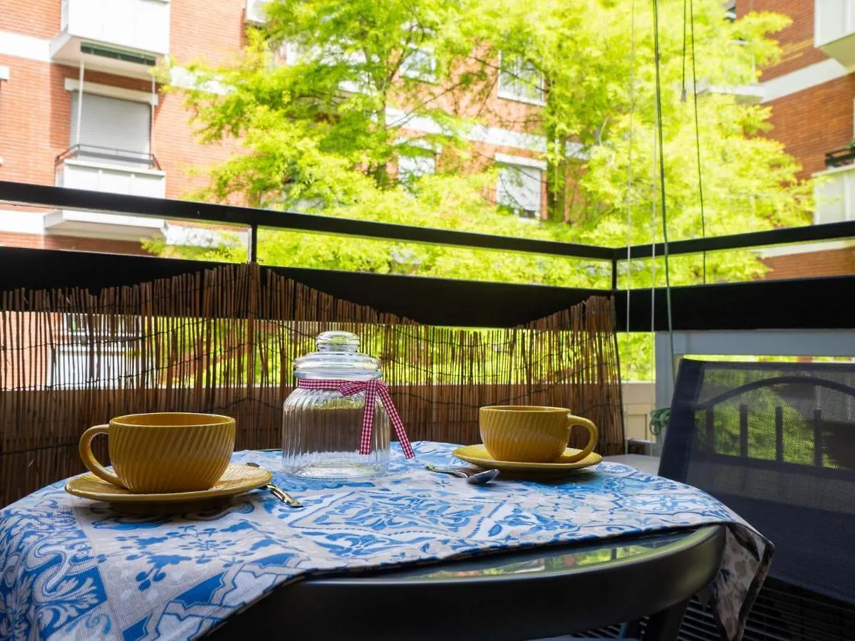 Cozy One-Bedroom Apartment With 2 Balconies In Sempione District ミラノ