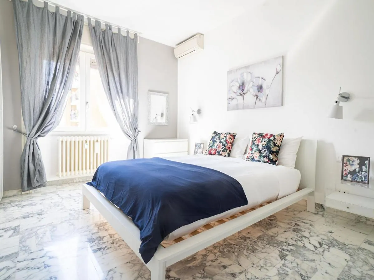 Cozy One-Bedroom Apartment With 2 Balconies In Sempione District ミラノ