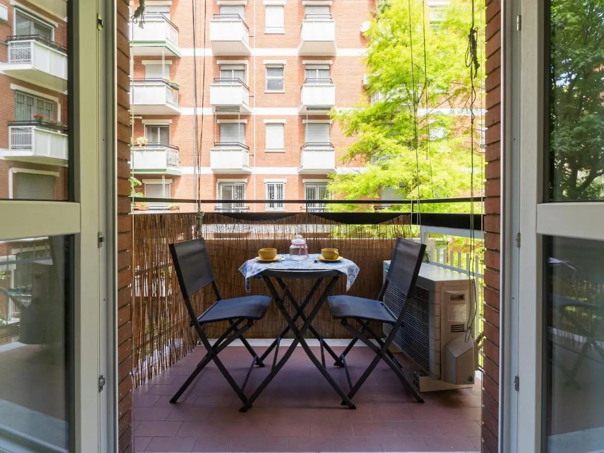 Cozy One-Bedroom Apartment With 2 Balconies In Sempione District ミラノ