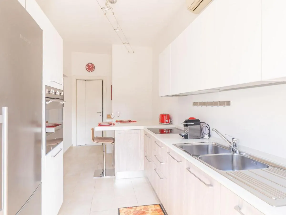 Cozy One-Bedroom Apartment With 2 Balconies In Sempione District ミラノ イタリア