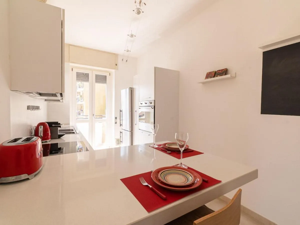 Cozy One-Bedroom Apartment With 2 Balconies In Sempione District ミラノ イタリア