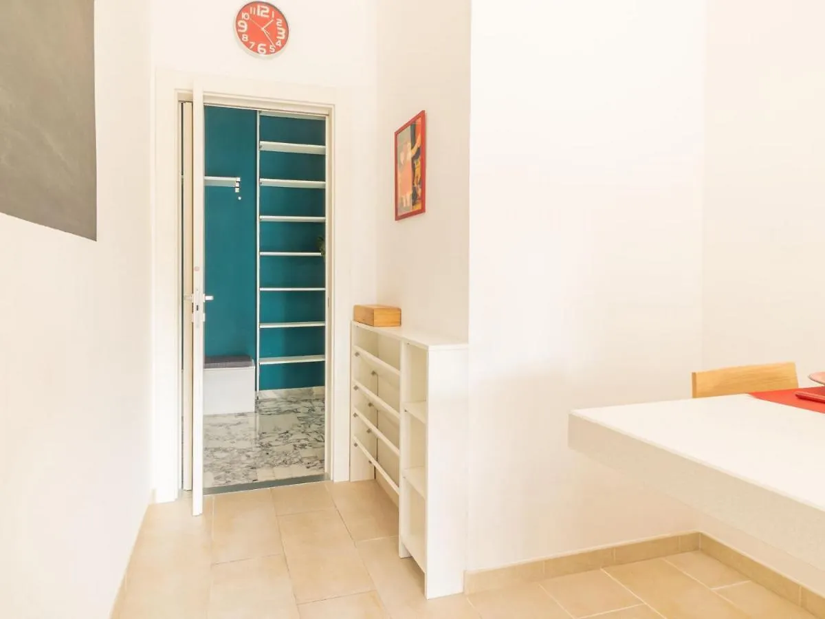 Cozy One-Bedroom Apartment With 2 Balconies In Sempione District ミラノ