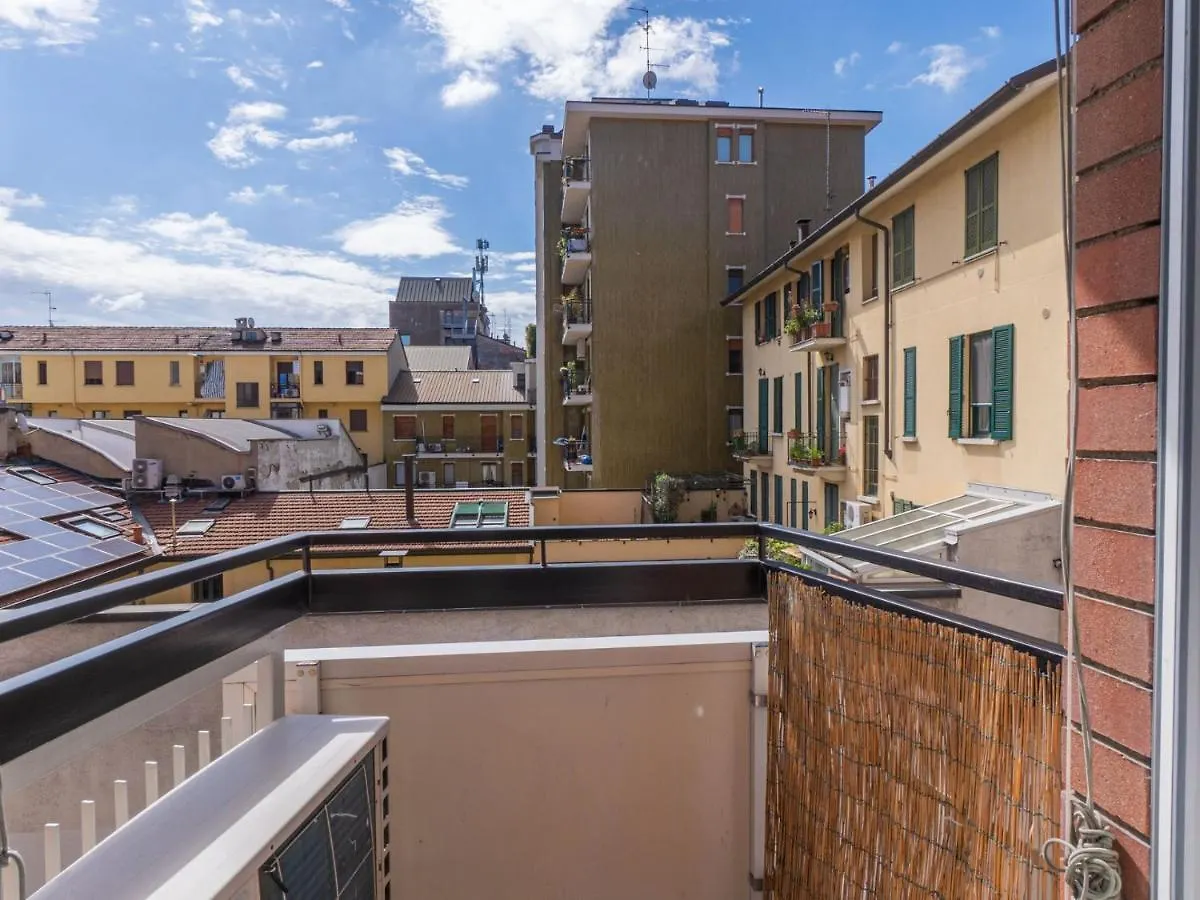 Cozy One-Bedroom Apartment With 2 Balconies In Sempione District ミラノ