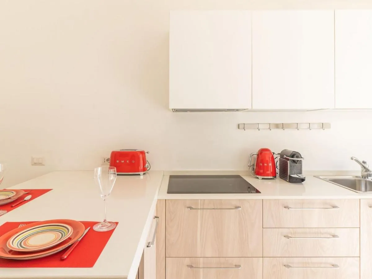Cozy One-Bedroom Apartment With 2 Balconies In Sempione District ミラノ